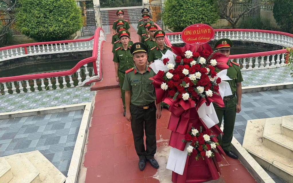 Công an xã Vân Tụ dâng hoa, dâng hương tưởng niệm anh hùng liệt sĩ
