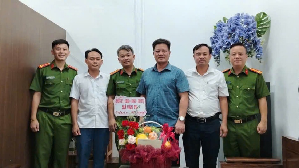 Lãnh đạo xã Vân Tụ chúc mừng Công an xã nhân Ngày truyền thống Cảnh sát nhân dân