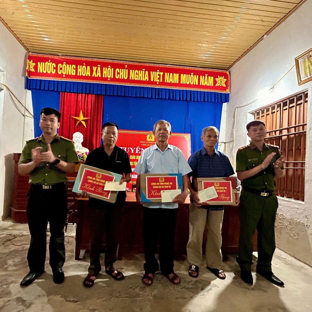 Công an xã Vân Tụ thăm, tặng quà thân nhân liệt sĩ