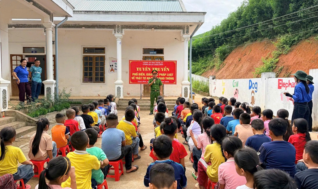 Công an xã Châu Bình tuyên truyền pháp luật về trật tự an toàn giao thông