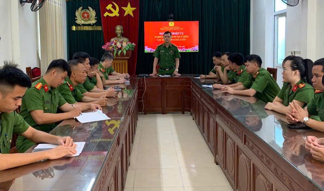 Công an xã Hưng Nguyên Nam hội ý đóng góp ý kiến sửa đổi, bổ sung của Dự thảo Bộ luật Tố tụng hình sự
