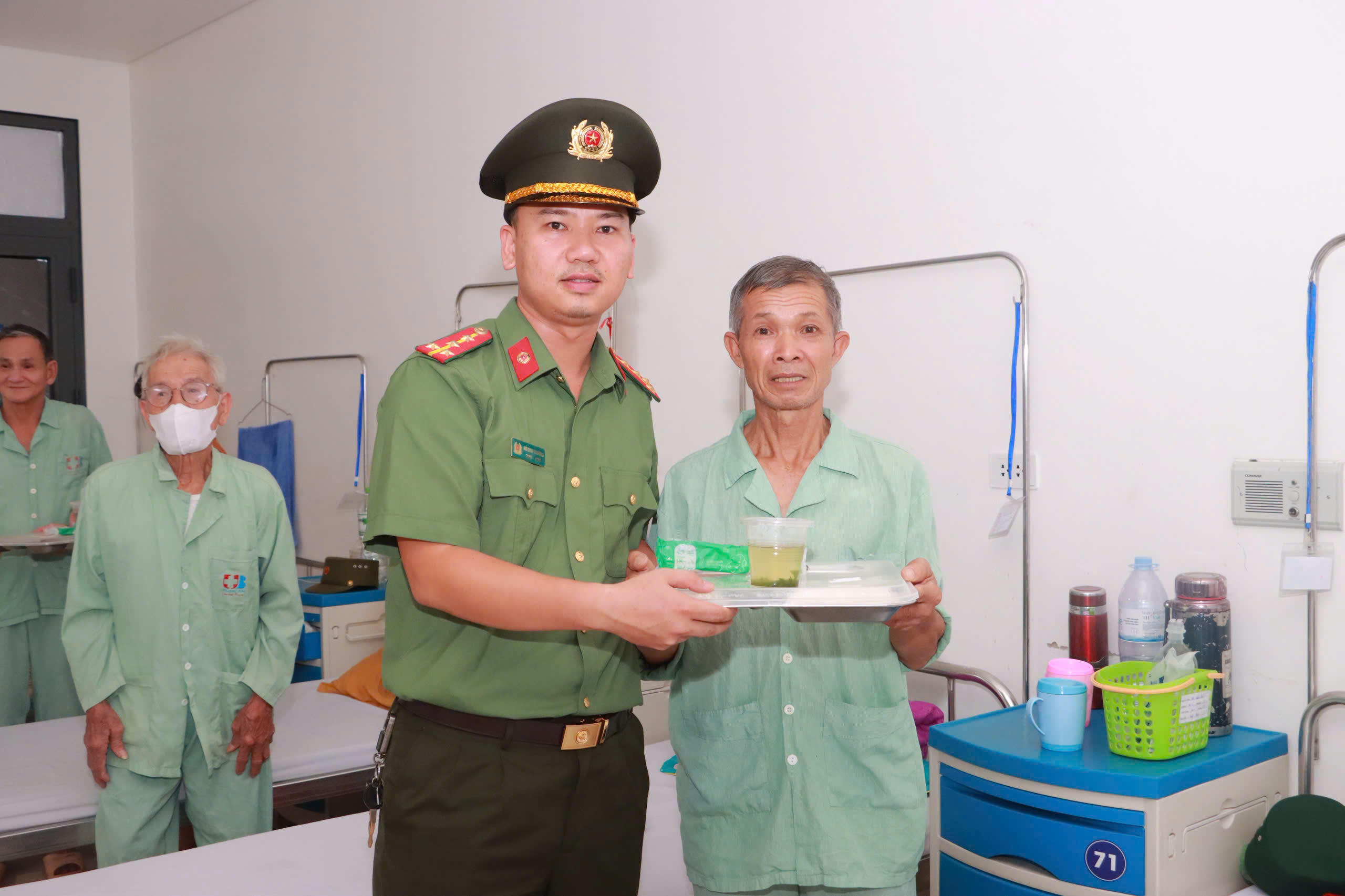 Công an xã Đại Huệ trao tặng hơn 250 suất cơm đến bệnh nhân có hoàn cảnh khó khăn