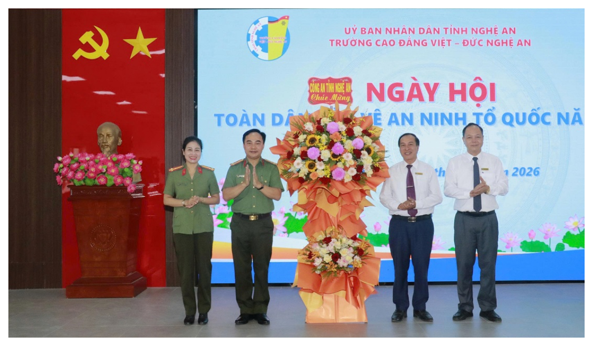 Đại tá Nguyễn Huy Khích dự Ngày hội Toàn dân bảo vệ an ninh Tổ quốc tại Trường Cao đẳng Việt – Đức