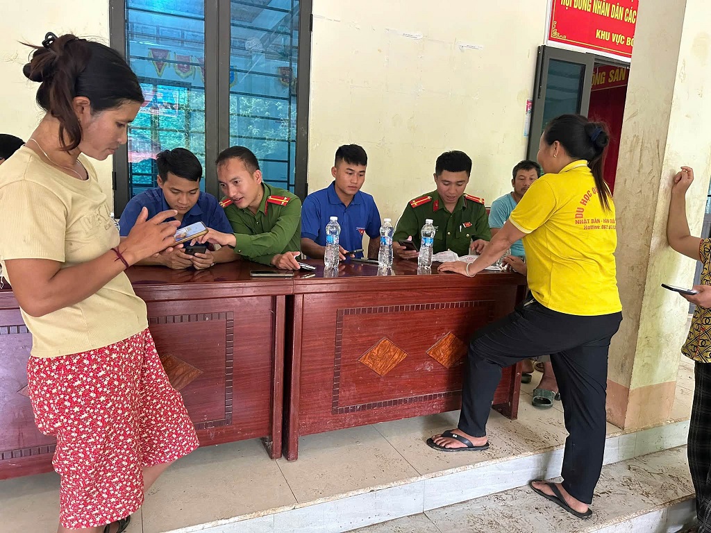 Công an xã Bắc Lý phối hợp kích hoạt tài khoản định danh điện tử mức 2 tại bản Buộc