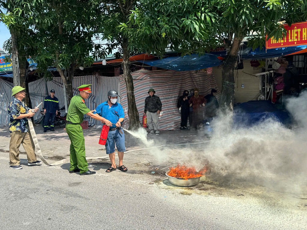 Thực tập phương án chữa cháy tại Chợ Bến Thủy