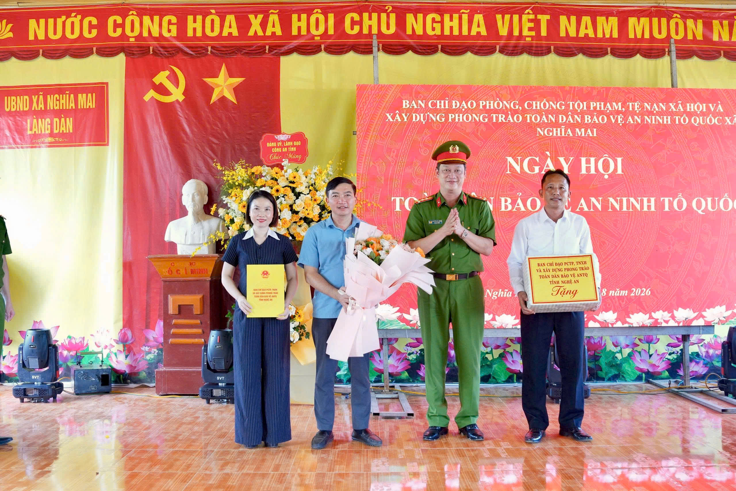 Đại tá Nguyễn Đức Cường chung vui Ngày hội toàn dân bảo vệ an ninh Tổ quốc tại xã Nghĩa Mai