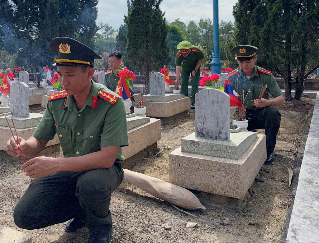 Công an xã Nhân Hoà dâng hoa, dâng hương tưởng niệm anh hùng liệt sĩ