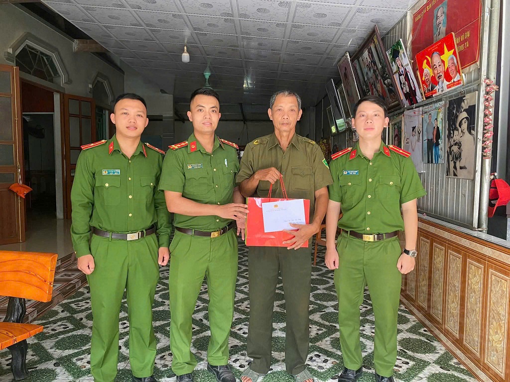 Thăm hỏi, tặng quà tri ân nhân ngày Thương binh - Liệt sĩ