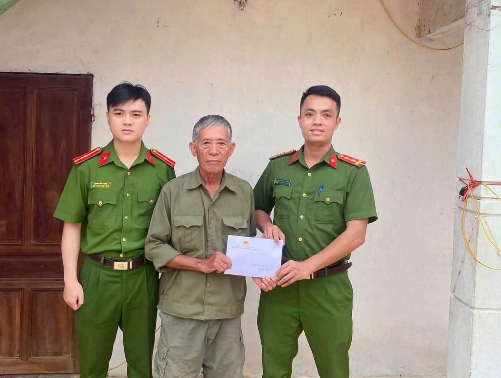 Công an xã Nhân Hoà thăm hỏi, trao quà tặng thương binh, bệnh binh