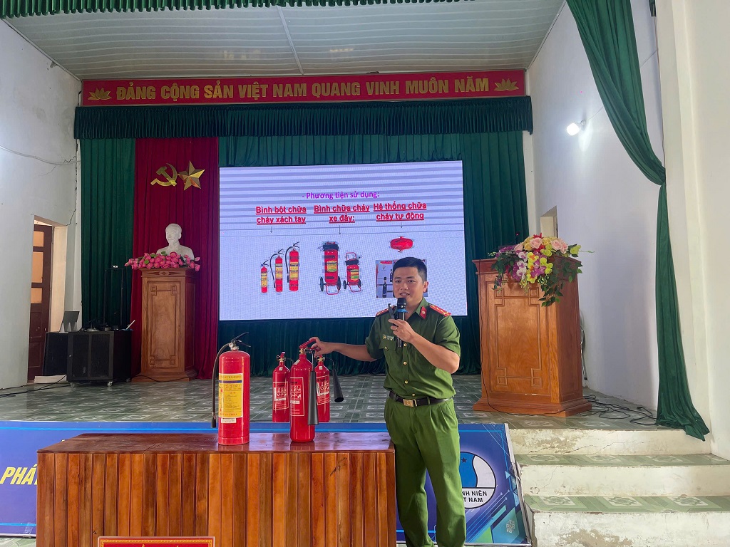 Công an xã Mường Ham tuyên truyền PCCC