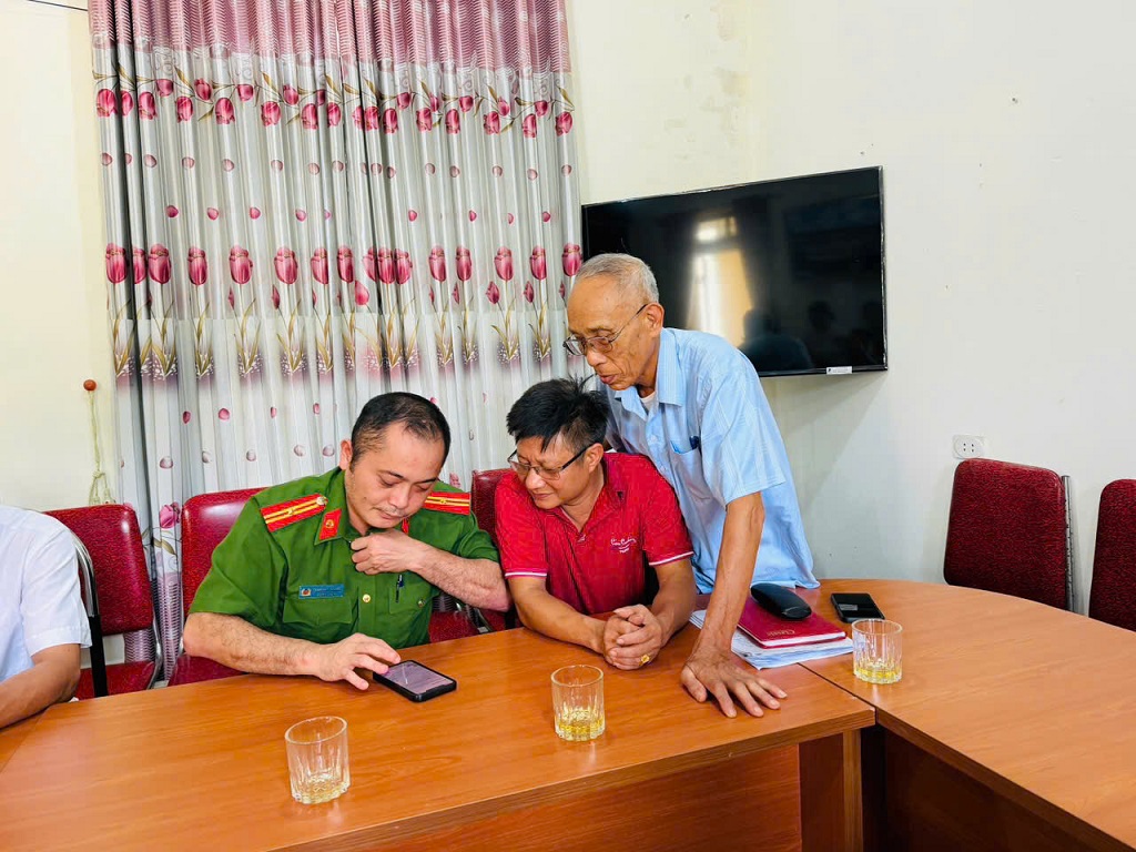 Công an xã Mường Chọng hỗ trợ người dân kích hoạt tài khoản định danh điện tử
