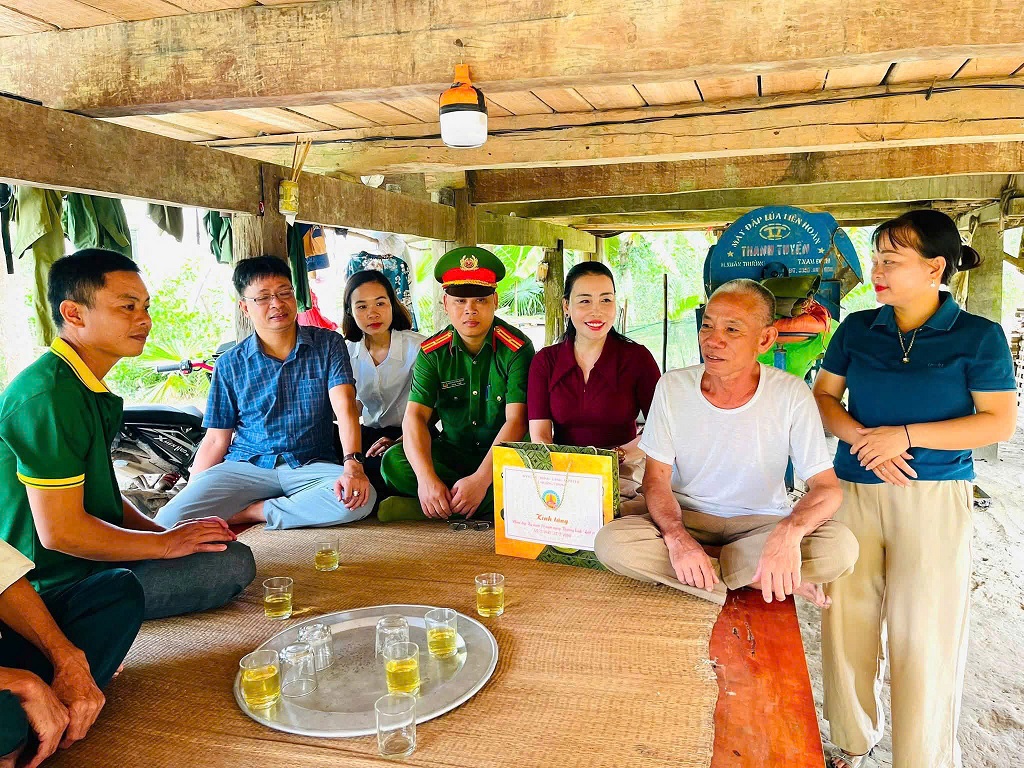 Thăm hỏi, tặng quà tri ân nhân ngày Thương binh - Liệt sĩ