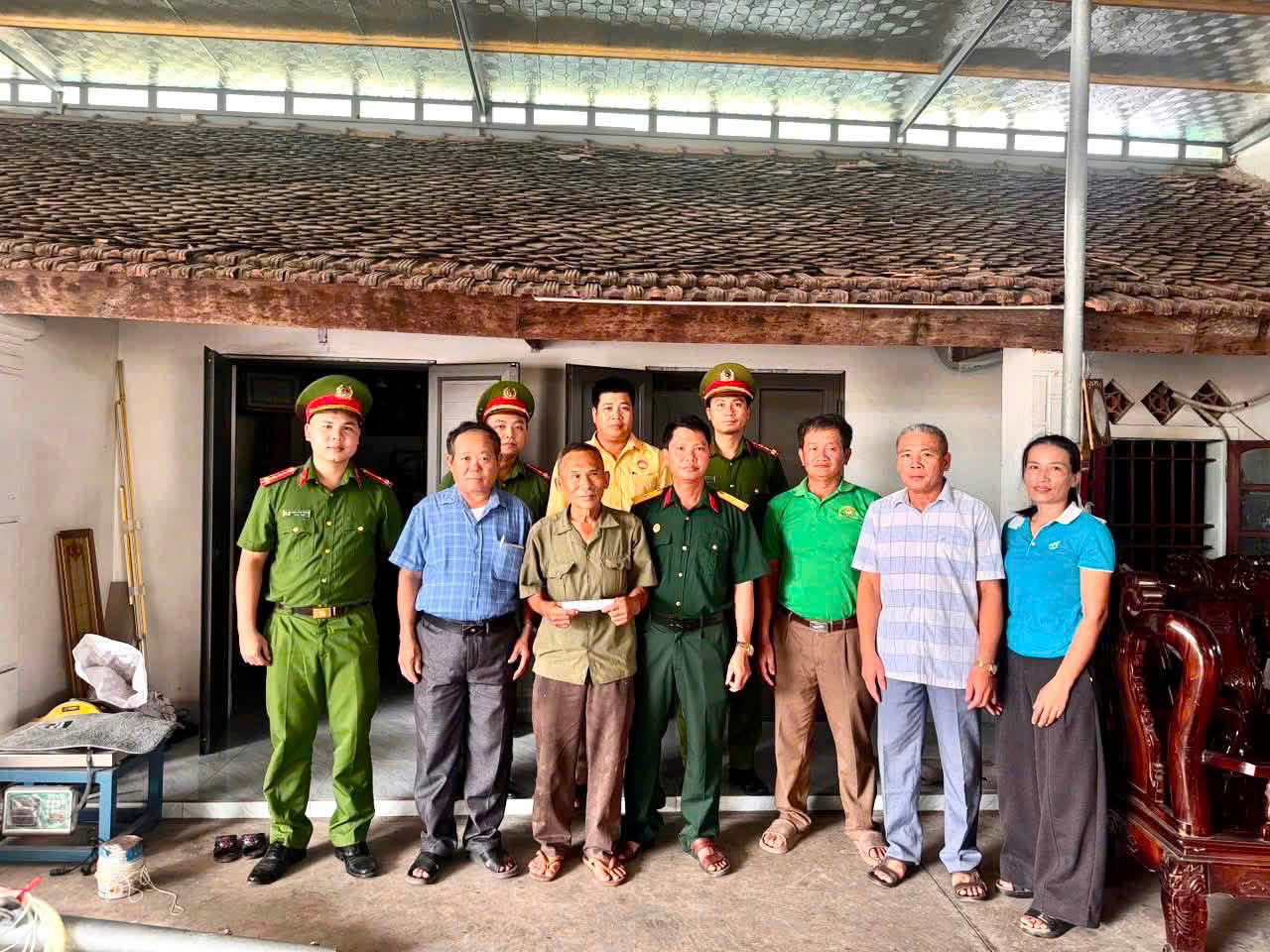 Công an xã Đông Thành thăm hỏi, tặng quà nhân Ngày Thương binh - Liệt sĩ
