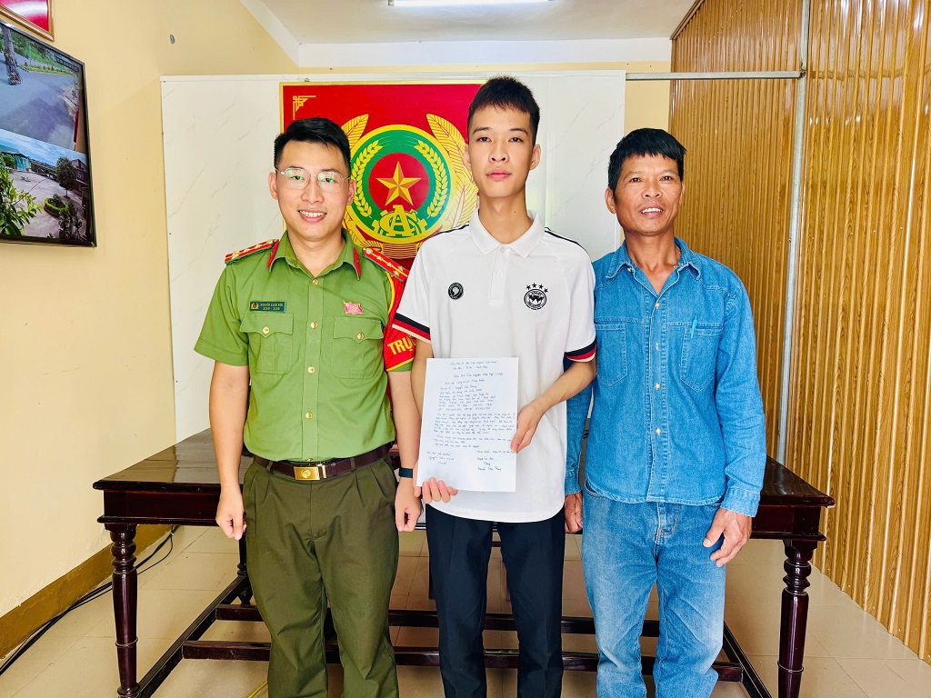 Thanh niên tình nguyện viết đơn tham gia nghĩa vụ Công an nhân dân 2027
