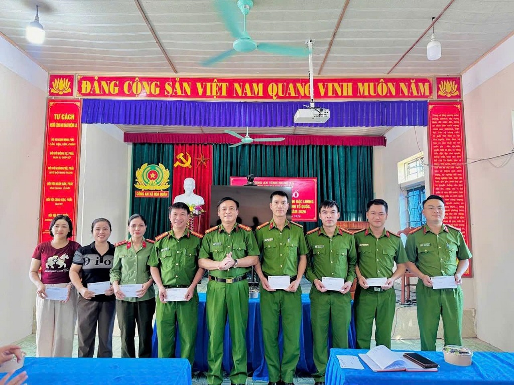 Công an xã Hoa Quân trao quà tri ân thương binh, thân nhân Liệt sĩ