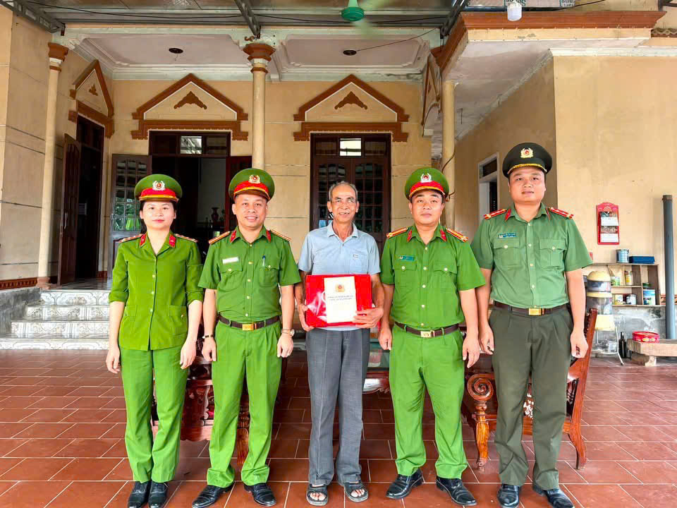 Thăm hỏi, tặng quà tri ân nhân ngày Thương binh - Liệt sĩ