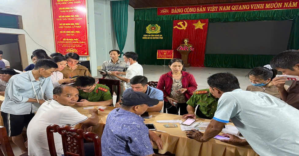 Công an xã Quỳnh Phú hỗ trợ người dân kích hoạt tài khoản định danh điện tử