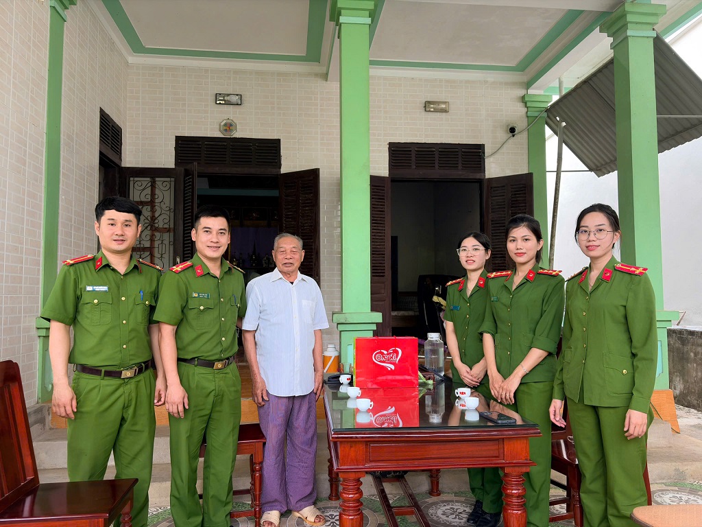 Công an xã Quỳnh Phú thăm hỏi, tặng quà nhân Ngày Thương binh - Liệt sĩ