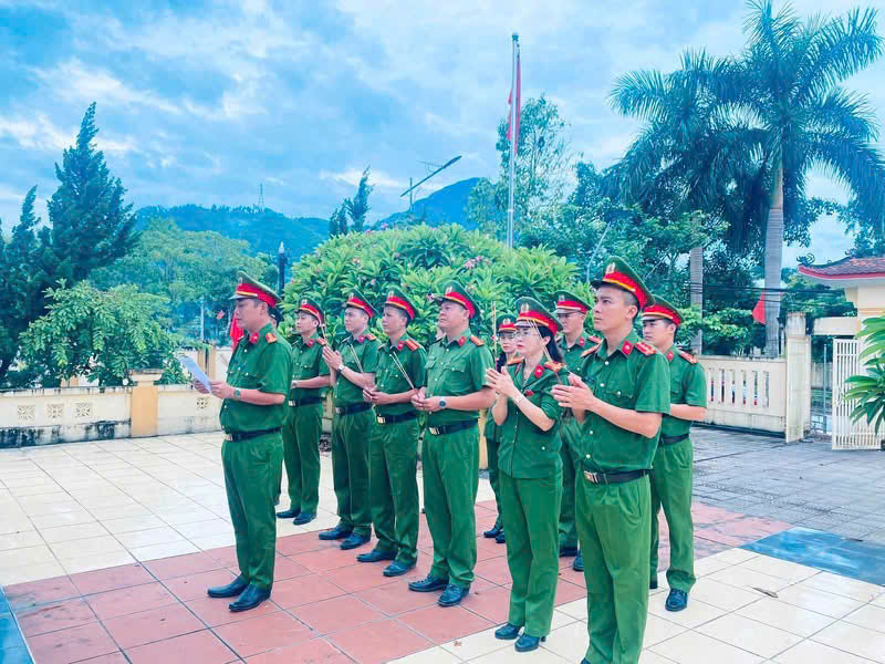 Công an xã Vĩnh Tường dâng hoa, dâng hương tưởng niệm anh hùng liệt sĩ
