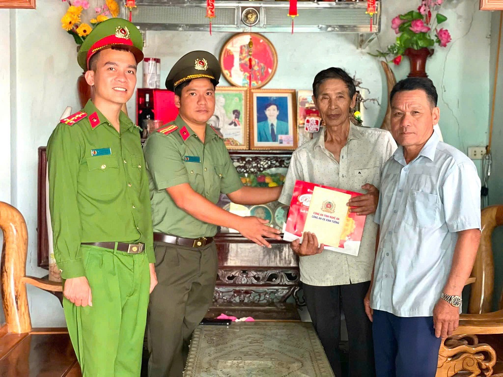 Công an xã Vĩnh Tường thăm hỏi, tặng quà nhân Ngày Thương binh - Liệt sĩ