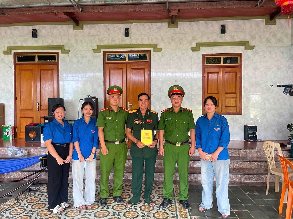 Thăm hỏi, tặng quà tri ân nhân ngày Thương binh - Liệt sĩ