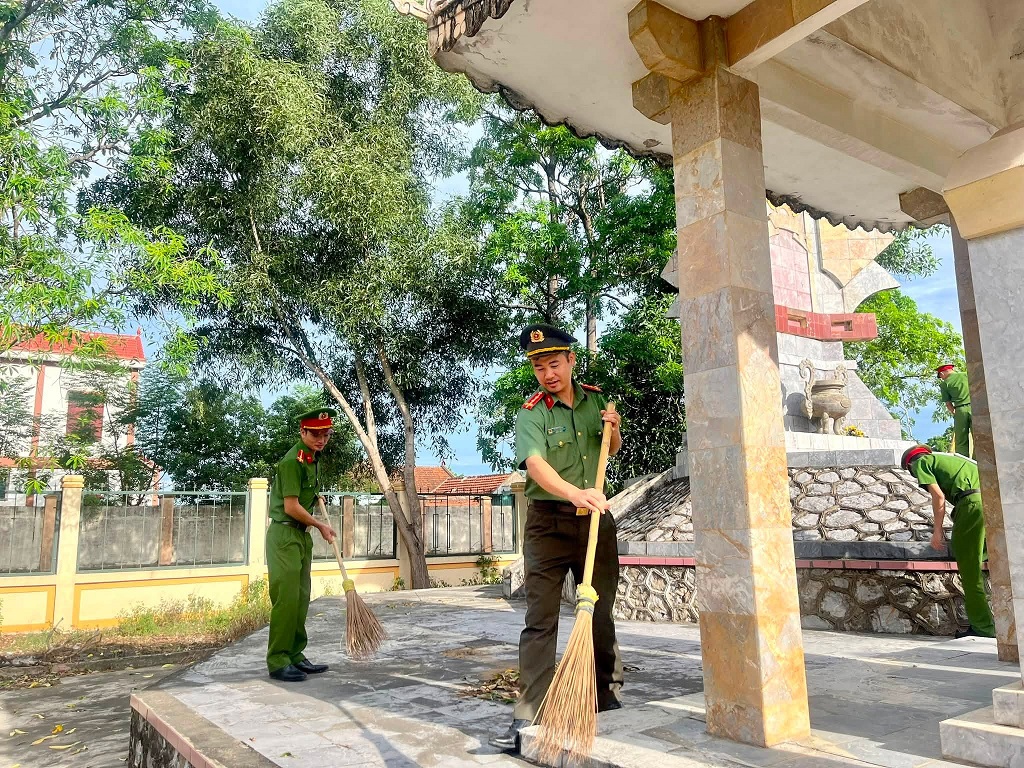 Công an xã ra quân dọn dẹp vệ sinh, chỉnh trang khuôn viên Đài tưởng niệm các Anh hùng liệt sĩ