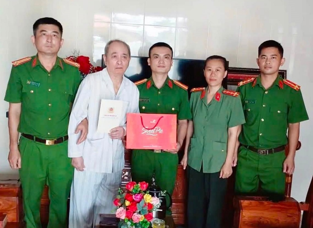 Công an xã Quỳnh Anh thăm hỏi, tặng quà nhân Ngày Thương binh - Liệt sĩ