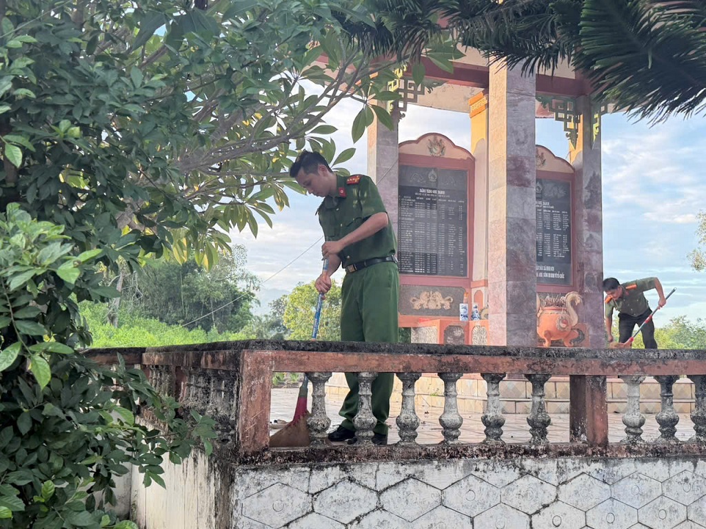 Công an xã ra quân dọn dẹp vệ sinh, chỉnh trang khuôn viên Đài tưởng niệm các Anh hùng liệt sĩ