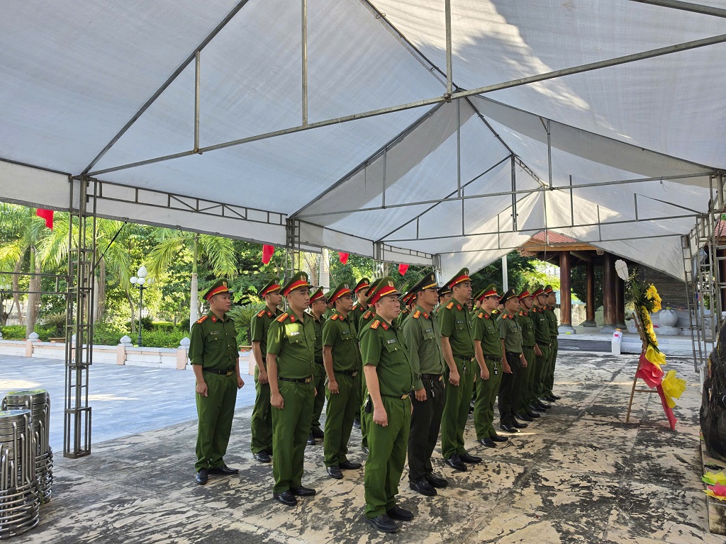 Công an xã Quỳ Hợp dâng hoa, dâng hương tưởng niệm anh hùng liệt sĩ