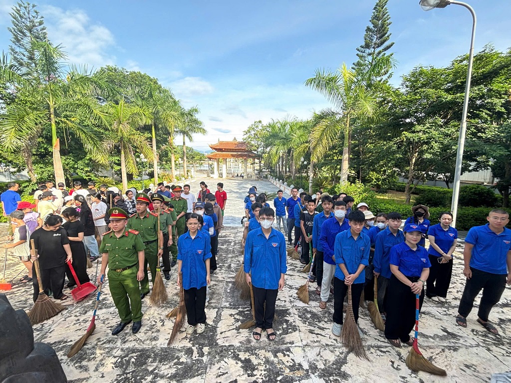 Ra quân dọn dẹp vệ sinh, chỉnh trang khuôn viên Đài tưởng niệm các Anh hùng liệt sĩ