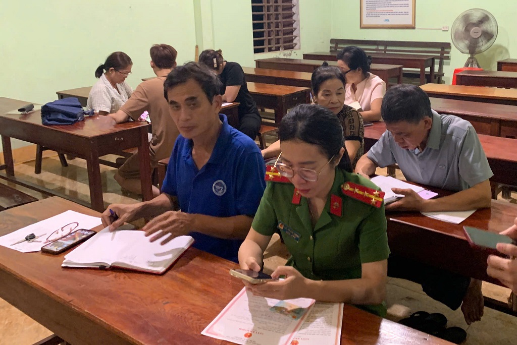 Công an xã Quỳ Hợp hỗ trợ người dân kích hoạt tài khoản định danh điện tử