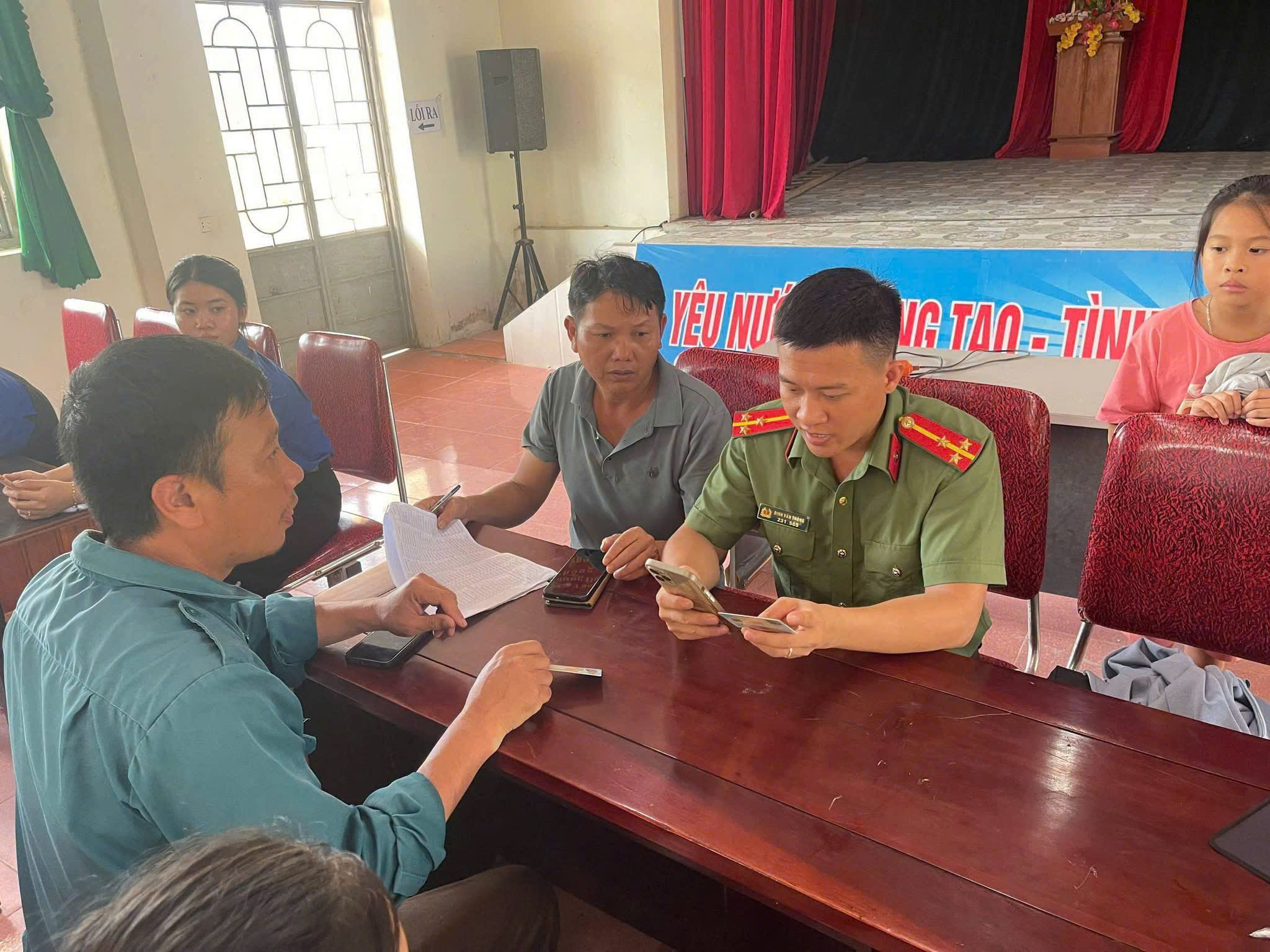 Hướng dẫn, hỗ trợ người dân kích hoạt tài khoản định danh điện tử