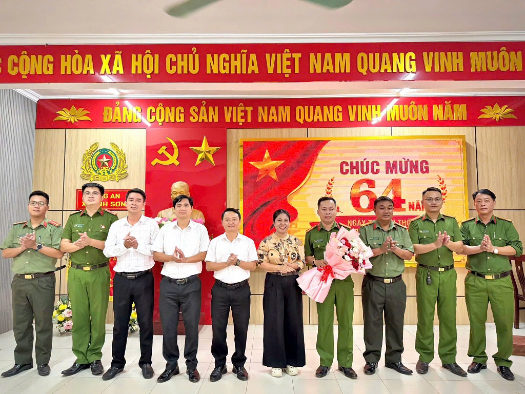 Lãnh đạo xã Anh Sơn chúc mừng Công an xã nhân Ngày truyền thống Cảnh sát nhân dân