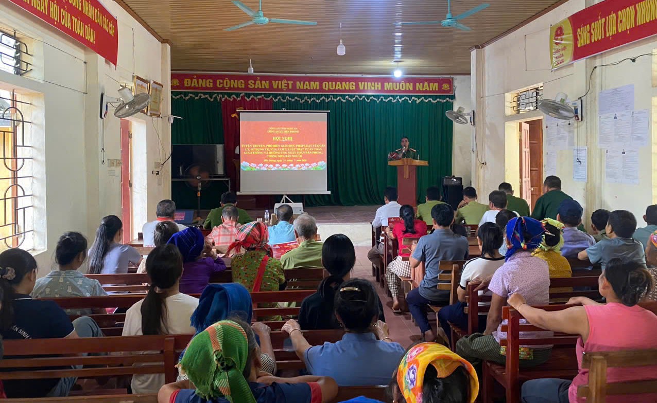 Công an xã Tiền Phong tuyên truyền, vận động người dân tham gia bảo đảm ANTT và bảo vệ rừng