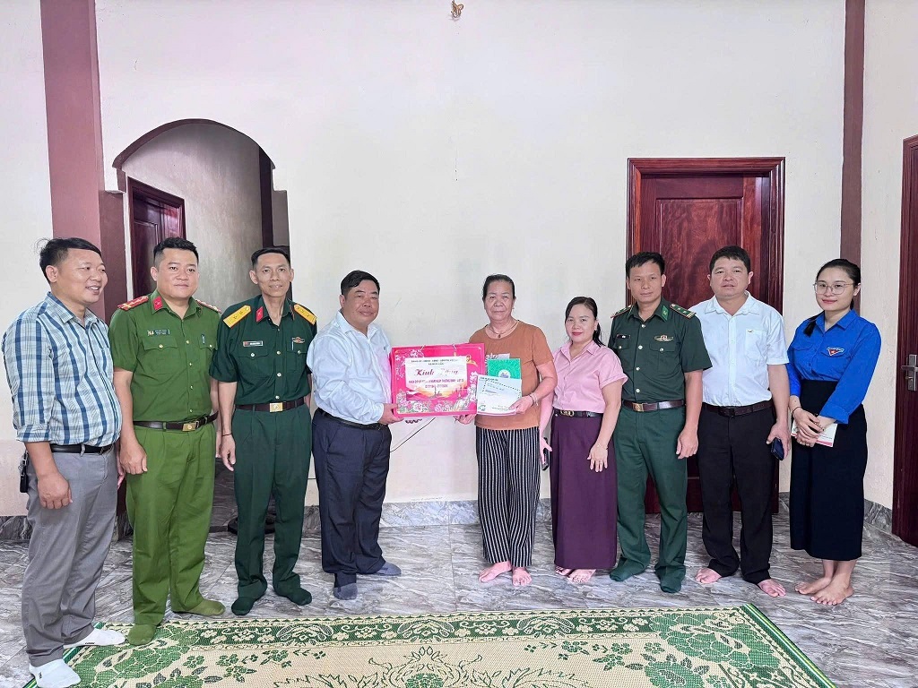 Công an xã Nậm Cắn thăm hỏi, tặng quà thân nhân Liệt sĩ