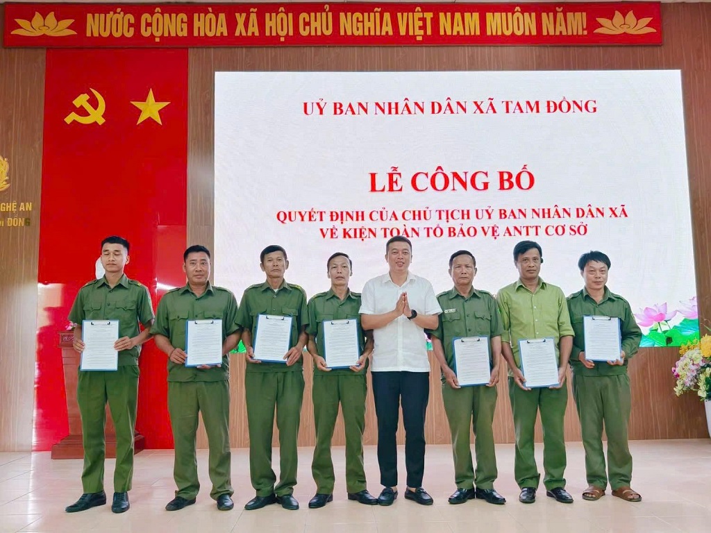 Công an xã Tam Đồng công bố quyết định kiện toàn lực lượng bảo vệ an ninh, trật tự ở cơ sở