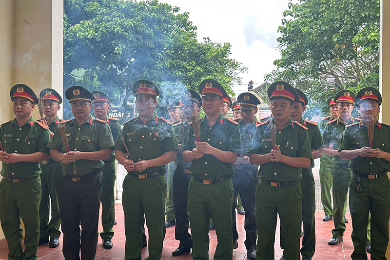 Tri ân các Anh hùng liệt sĩ