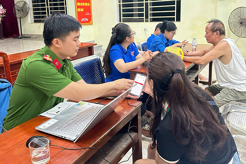 Hỗ trợ người dân kích hoạt định danh điện tử mức độ 2