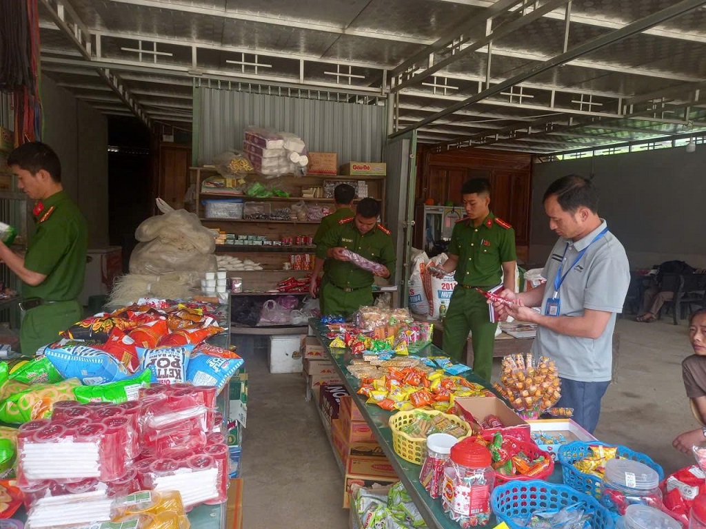 Công an xã Mường Lống kiểm tra, xử lý nghiêm vi phạm về an toàn thực phẩm và hàng hóa kém chất lượng