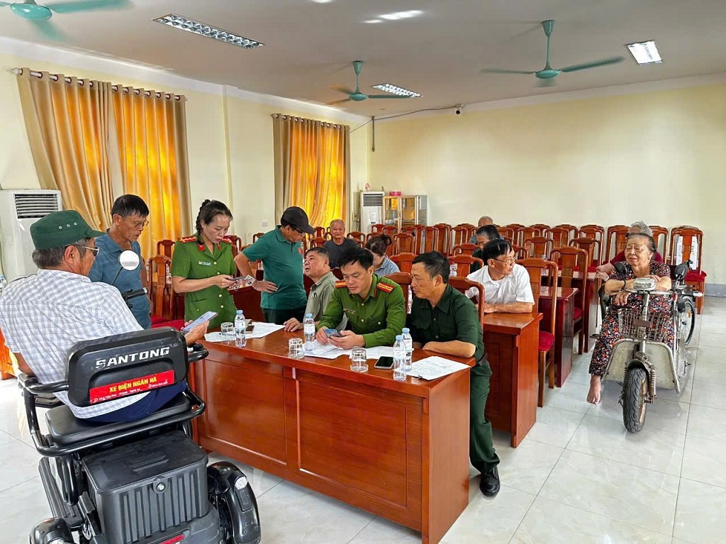 Công an phường Vinh Lộc hỗ trợ, hướng dẫn thủ tục hành chính cho thương, bệnh binh