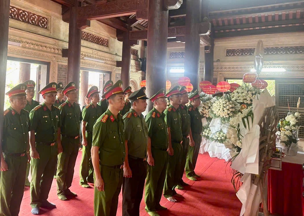 Công an xã Nam Đàn dâng hoa, dâng hương tưởng niệm các Anh hùng liệt sỹ