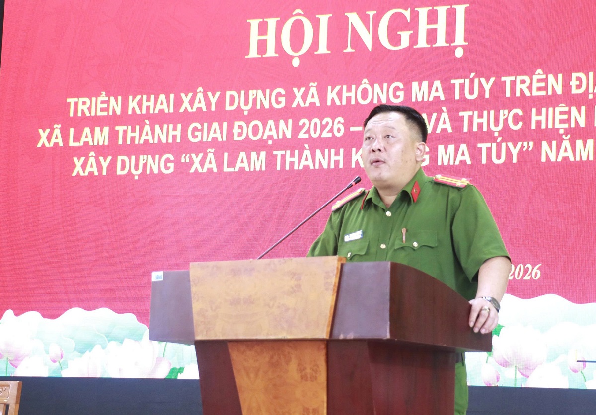 Đồng chí Trung tá Hồ Trung Thông - Phó Trưởng phòng Cảnh sát điều tra tội phạm về ma túy Công an tỉnh phát biểu tại Hội nghị