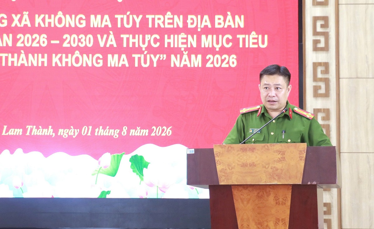 Đồng chí Thượng tá Nguyễn Hoàng - Trưởng Công an xã phát biểu tại Hội nghị