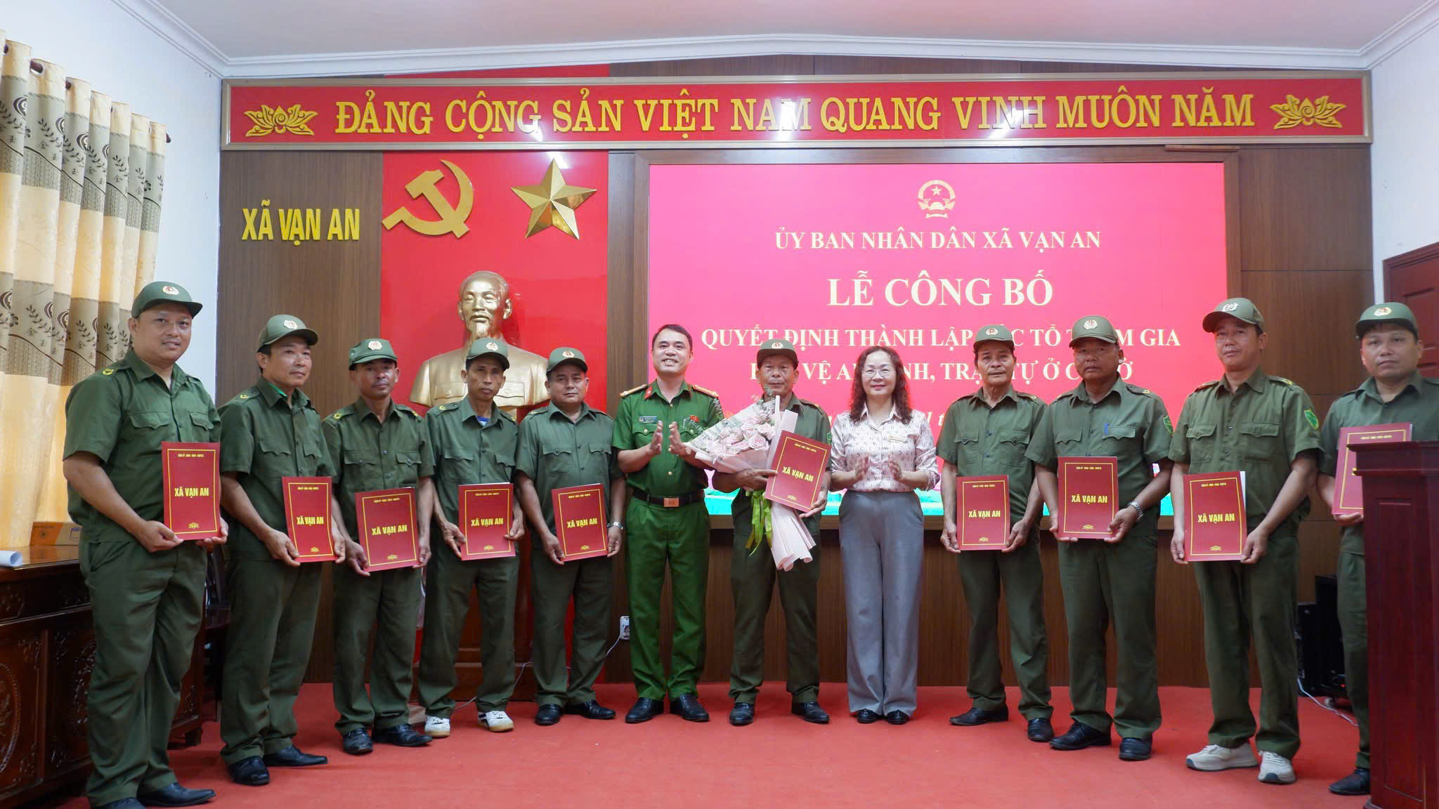 Trao Quyết định thành lập các Tổ tham gia bảo vệ an ninh, trật tự ở cơ sở