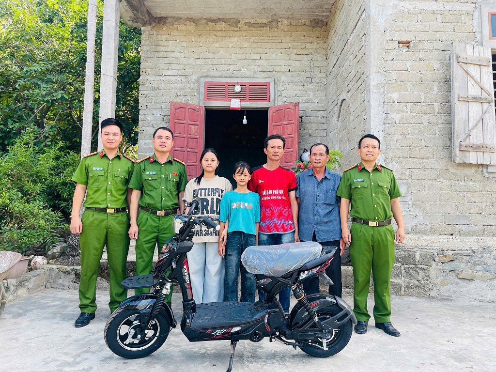 Công an xã Vạn An trao xe đạp điện tặng gia đình ông Tường
