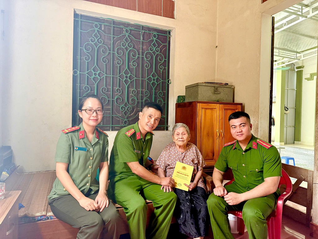 Công an xã trao quà tặng Mẹ Việt Nam Anh hùng