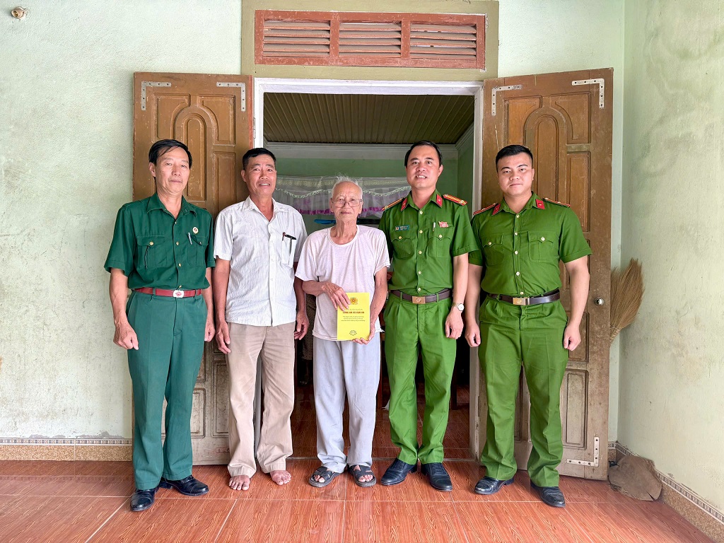 Công an xã Vạn An phối hợp trao quà tặng thương binh, bệnh binh, thân nhân liệt sỹ
