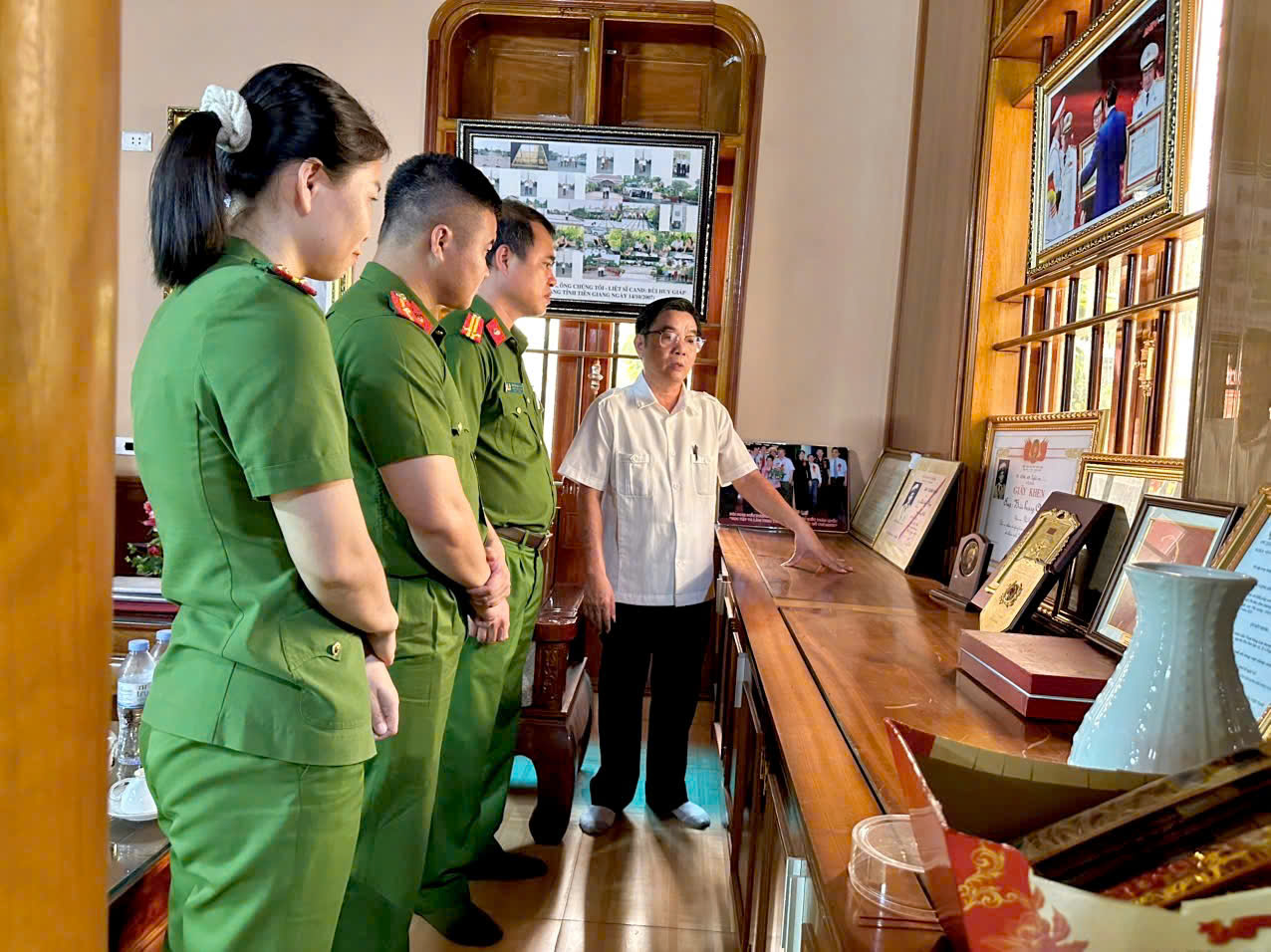 Trước câu chuyện về Liệt sĩ - Anh hùng lực lượng vũ trang nhân dân Bùi Huy Giáp, Công an xã Vạn An nguyện rèn luyện, cống hiến, xứng đáng với sự hy sinh của các thế hệ cha anh đi trước