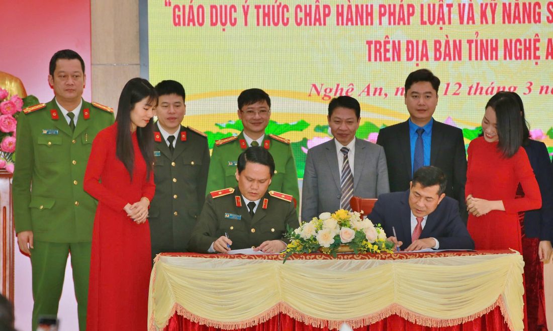 Đại diện Lãnh đạo Công an tỉnh và Sở Giáo dục và Đạo tạo ký kết Kế hoạch phối hợp xây dựng mô hình“Giáo dục ý thức chấp hành pháp luật và kỹ năng sống trong trường học” (tháng 3/2024)