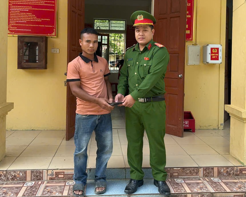 Anh Chích Văn Chín giao nộp tài sản bị đánh rơi cho Công an xã